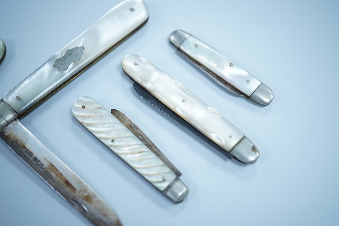 Eight assorted late 19th/early 20th century mother of pearl handled silver pocket fruit knives, largest William Needham, Sheffield, 1927, 83mm.